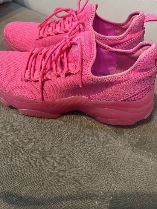 Цикламени маратонки