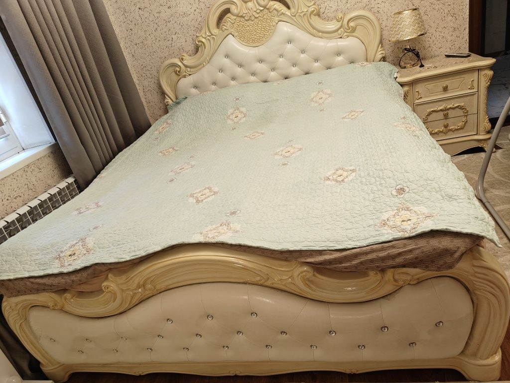 Двуспальная кровать