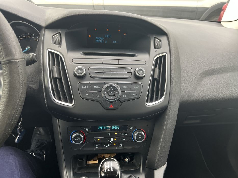 Продавал личния си автомобил безупречен Форд Фокус