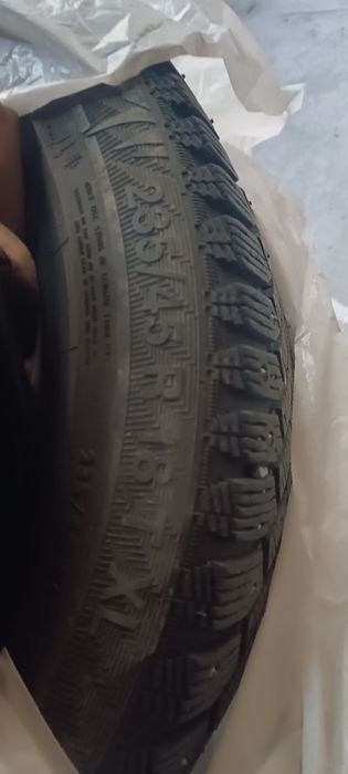 Продам Б/У зимнию резину 235/45/18