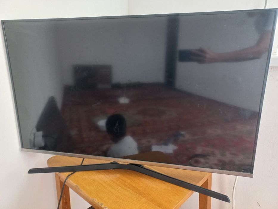 Samsung ekrani ketgan televizor sotiladi