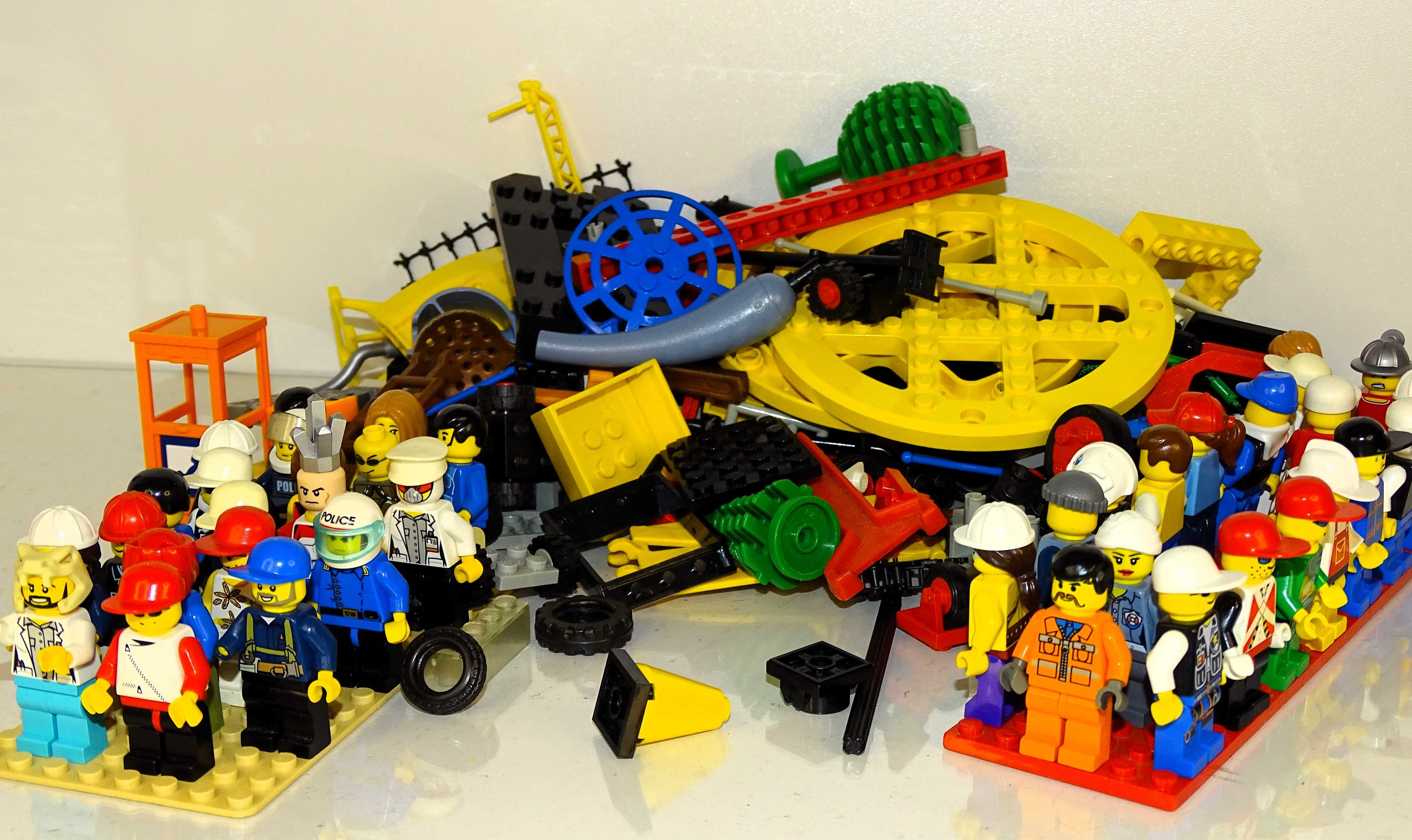 40 бр. Лего (LEGO) човечета и различни части от стари конструктори
