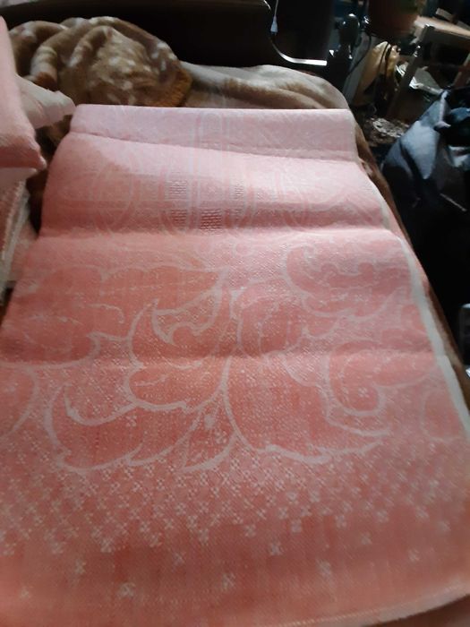 Скатерти льняные и шёлк новые, полотенца льняные