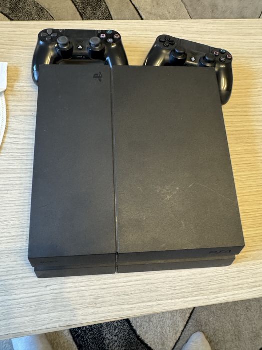 Ps4 cu 2 controler la pret 700 de lei si un joc