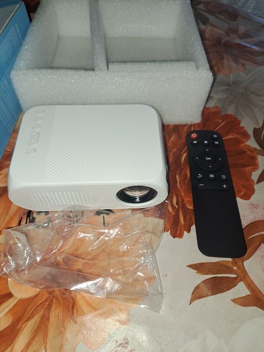 Vând proiector în cutie