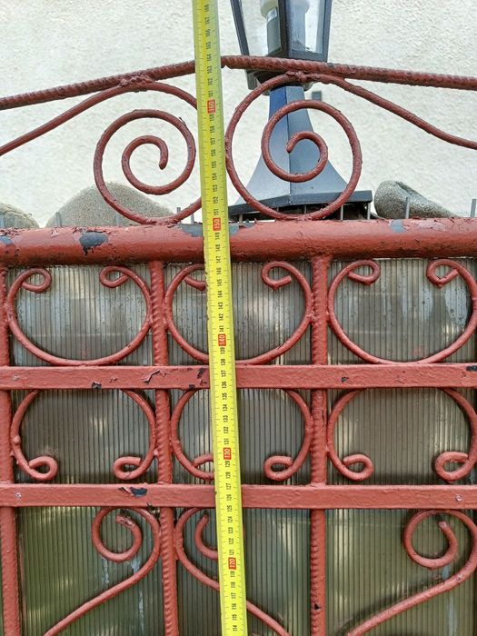 Poartă și portiță intrare curte.