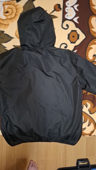 Продавам ветровка на Левски като нова