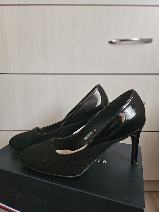 Классические чёрные туфли