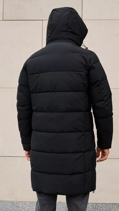 Удлинённый мужской пуховик.