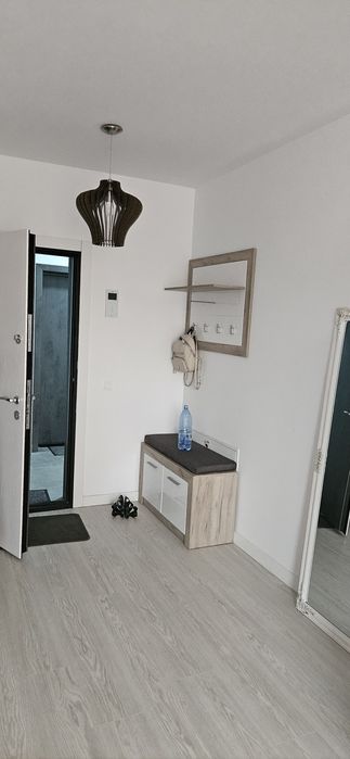 Ofer spre închiriere apartament cu 3 camere
