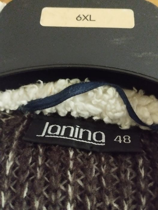 Vând 2 sfetere  mărimea 44 și 48