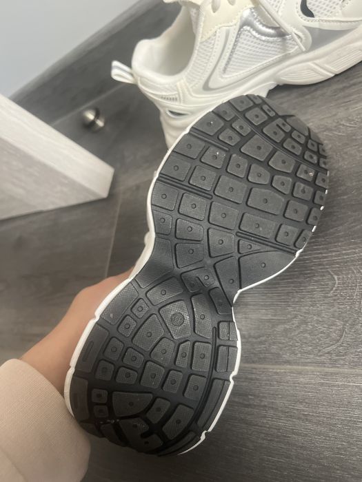 Бели Сникърси, маратонки