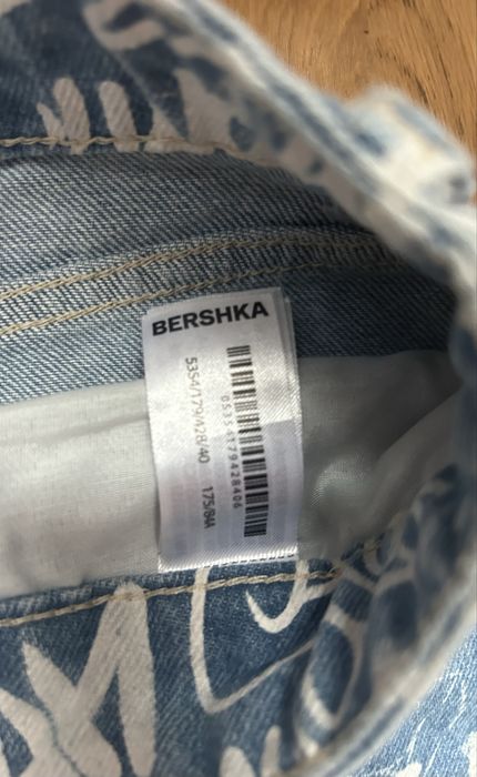 Blugi Bershka graffiti – imprimeu artistic, stil streetwear