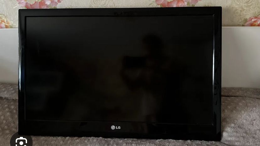Продам телевизор LG не смарт, не включается. На запчасти