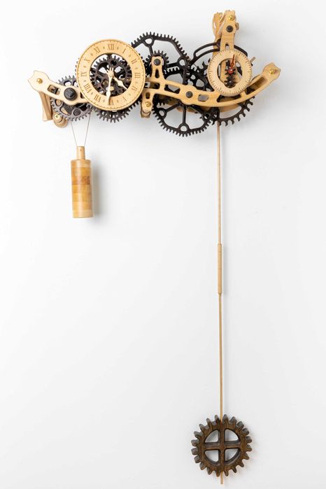 Ceas din lemn cu greutate și pendul