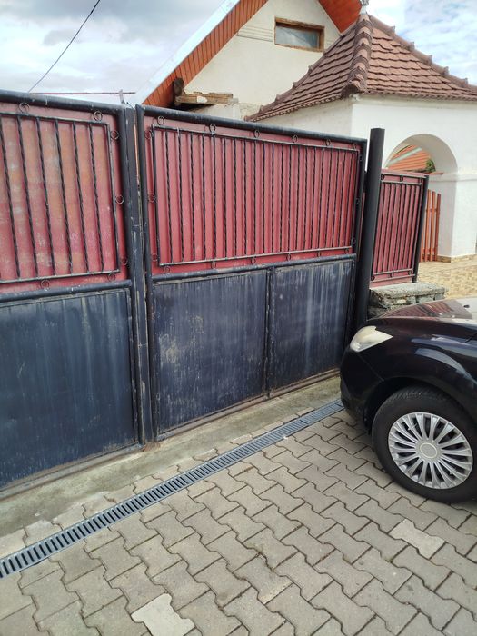 Vând poartă , portiță gard,și piatră construtie