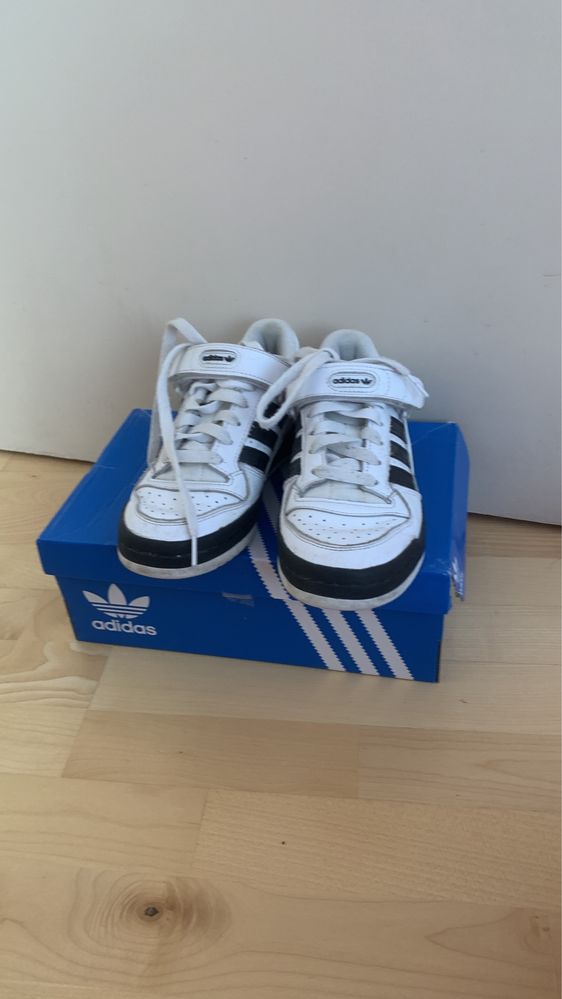 Продавам детски маратонки adidas