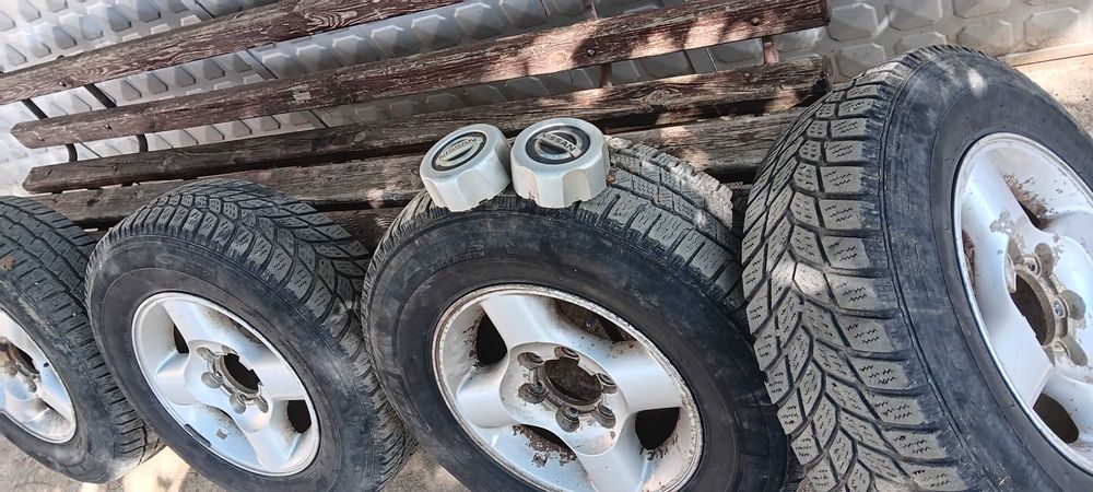 Джанти с гуми 225/75/16. 6/139.7 между болтовото