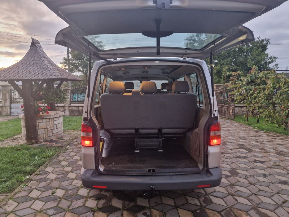 Volkswagen Transporter 9 locuri