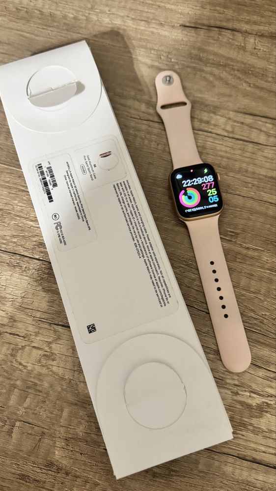 Часы Apple SE