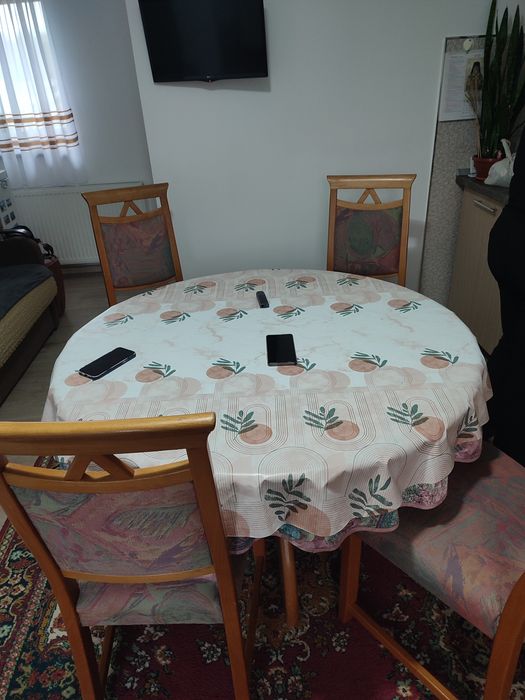 Masă din lemn masiv cu scaune