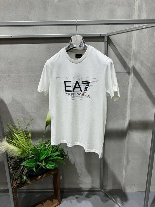 Emporio Armani тениски в бял и черен вариант - ТОП модел за сезона !