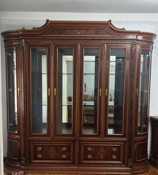 Сервант с витриной, отличное состояние