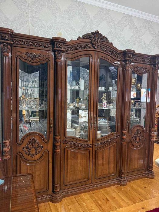 Продаю свою качественную стенку,стол и спальный гарнитур.