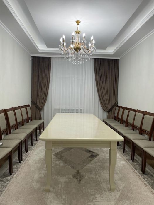 Стол с 14 стулями