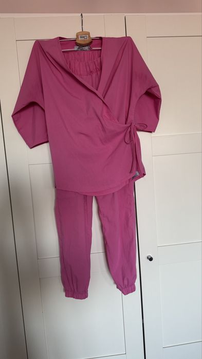 costum medical roz