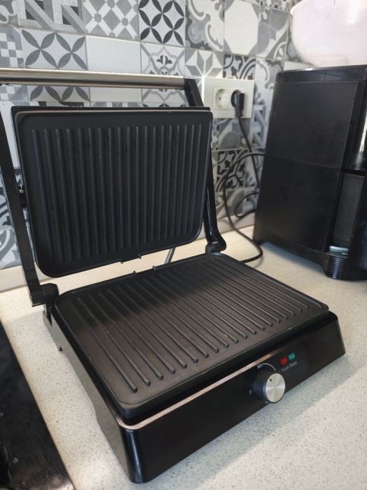 Grill electric dublu Daewoo – 2400 W, în garanție
Grill electr