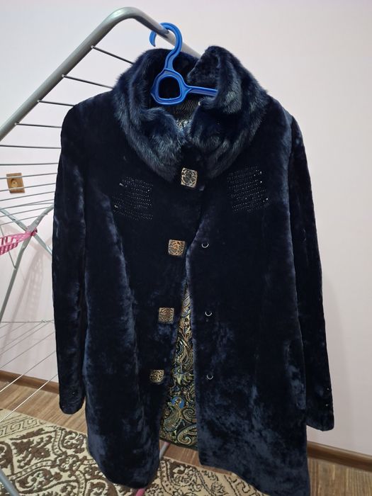 Прадаётся пальто 50 размер