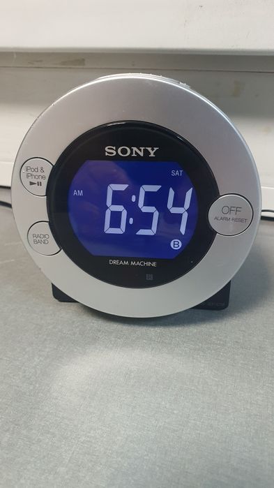 SONY "Dream Machine" cu radio digital,ceas și alarma