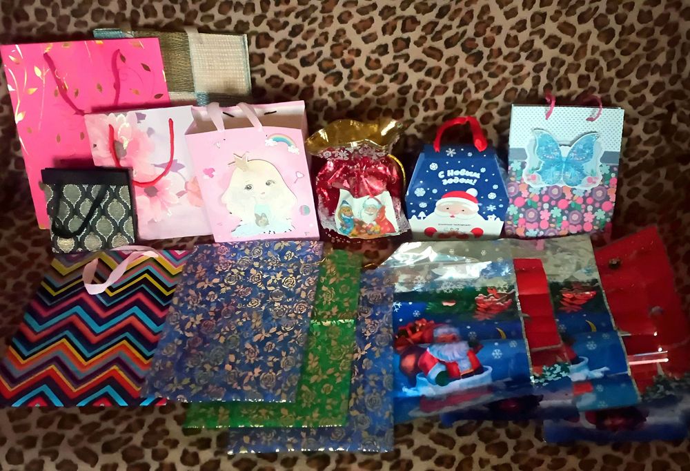 Разные подарочные пакеты и открытки