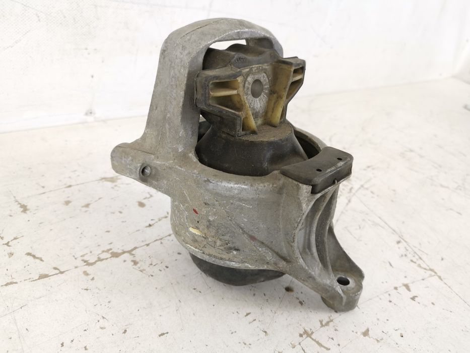 Ляв Моторен Носач Ауди А4 Б9 / Audi A4 B9 Оригинален, В Добро Състояни