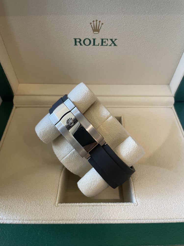 Часовник Rolex Sky-Dweller 18k White Gold Black Dial Oysterflex