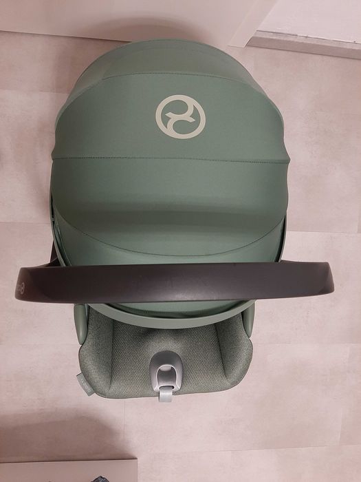 Столче за кола Cybex Cloud T plus с цвят leaf green и Base T
