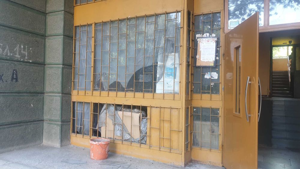 Стъклар на адрес в София.