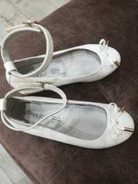 Белые туфельки для девочки