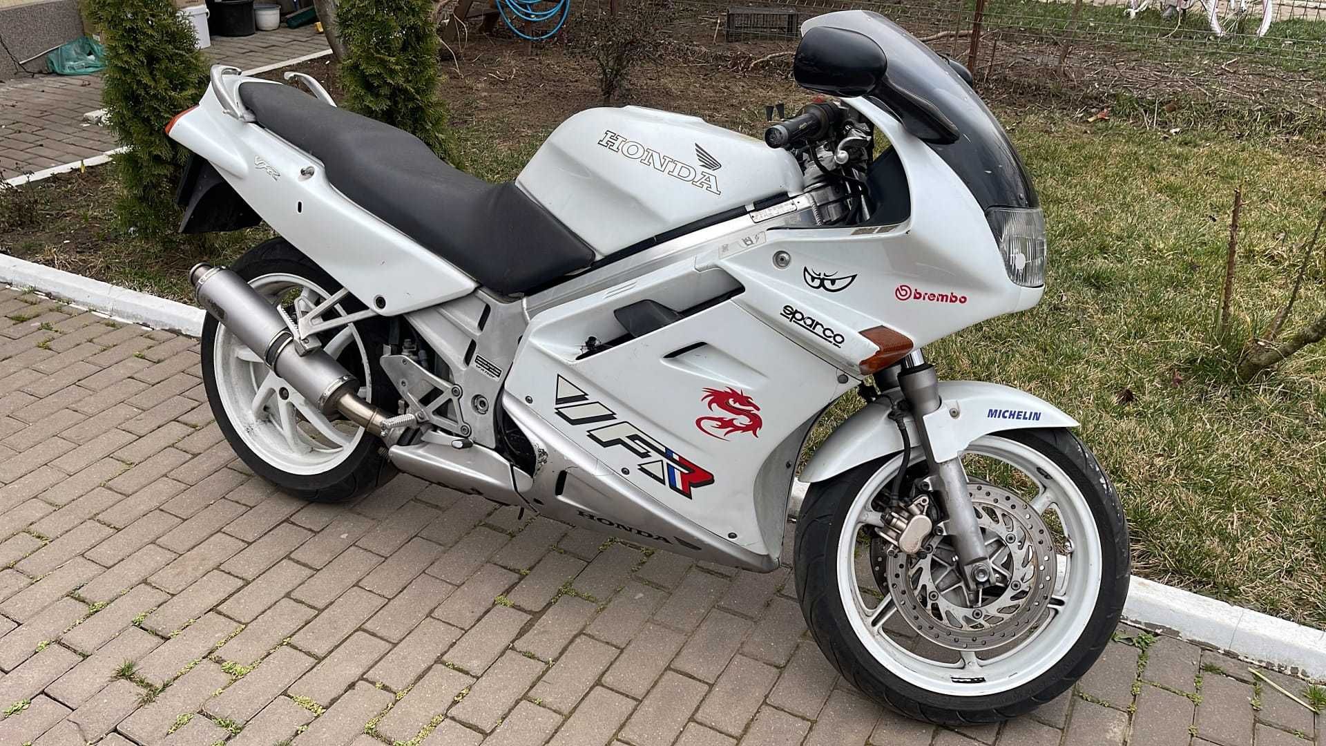 Motocicleta Honda VFR 750