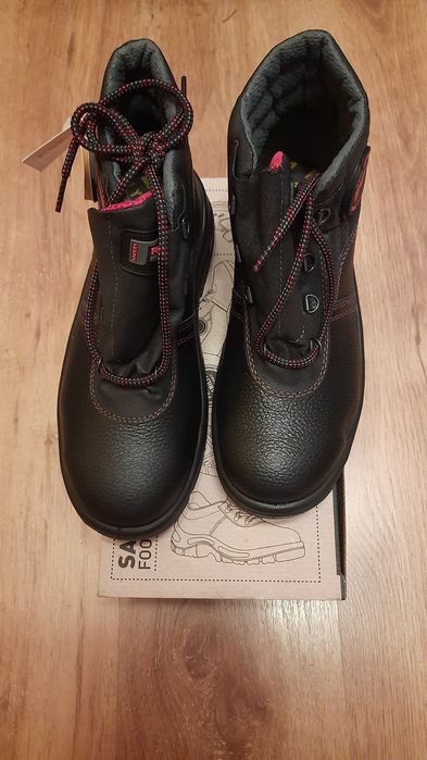 Bocanci de protectie cu bombeu metalic 40-41,nou!