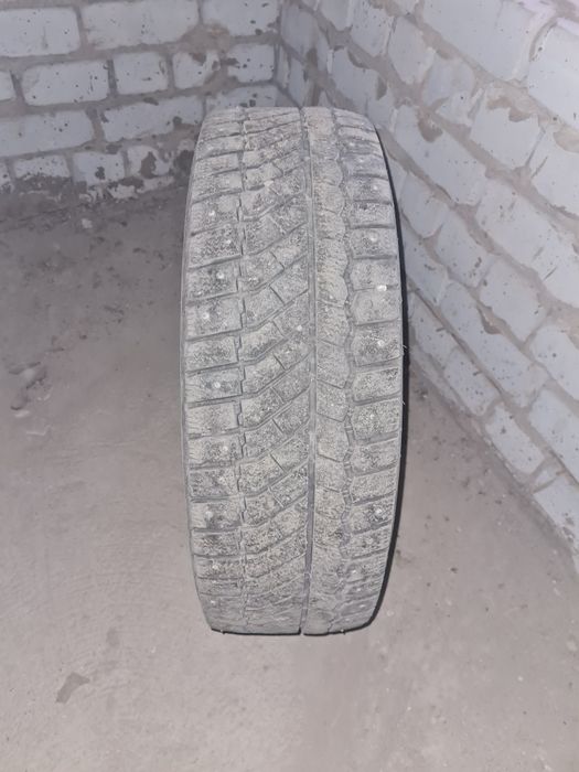 Продам зимние шины в хорошем состоянии. Шипы 85% .