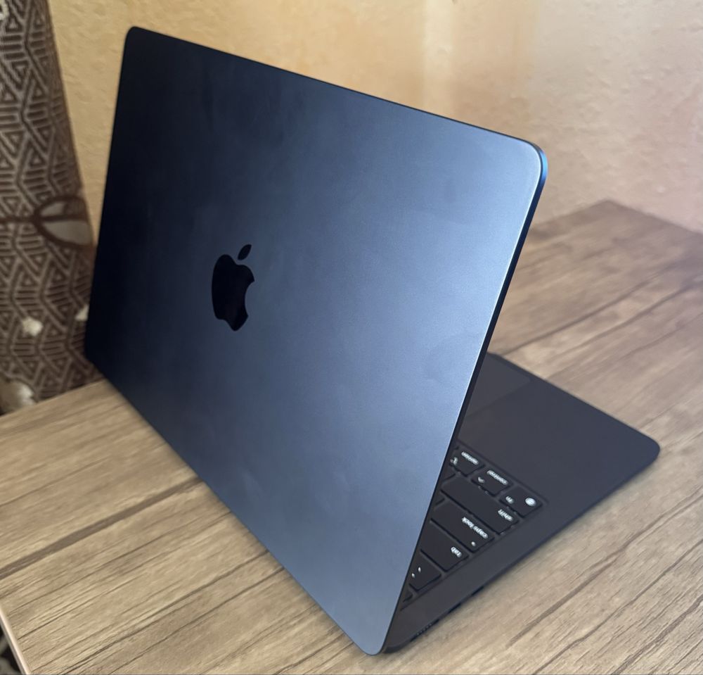 Macbook Air M2 13.6 8/256 4 sikl (yangi) chexol va adapter sovg’a