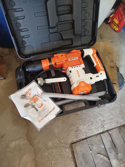 Execut lucrari cu drujba motocasa si tocatoare craci pana la 8 cm