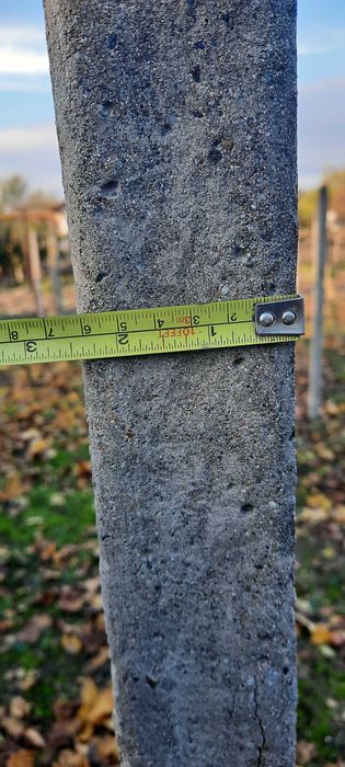 Циментови колци, колове за ограда, лозе, градина.