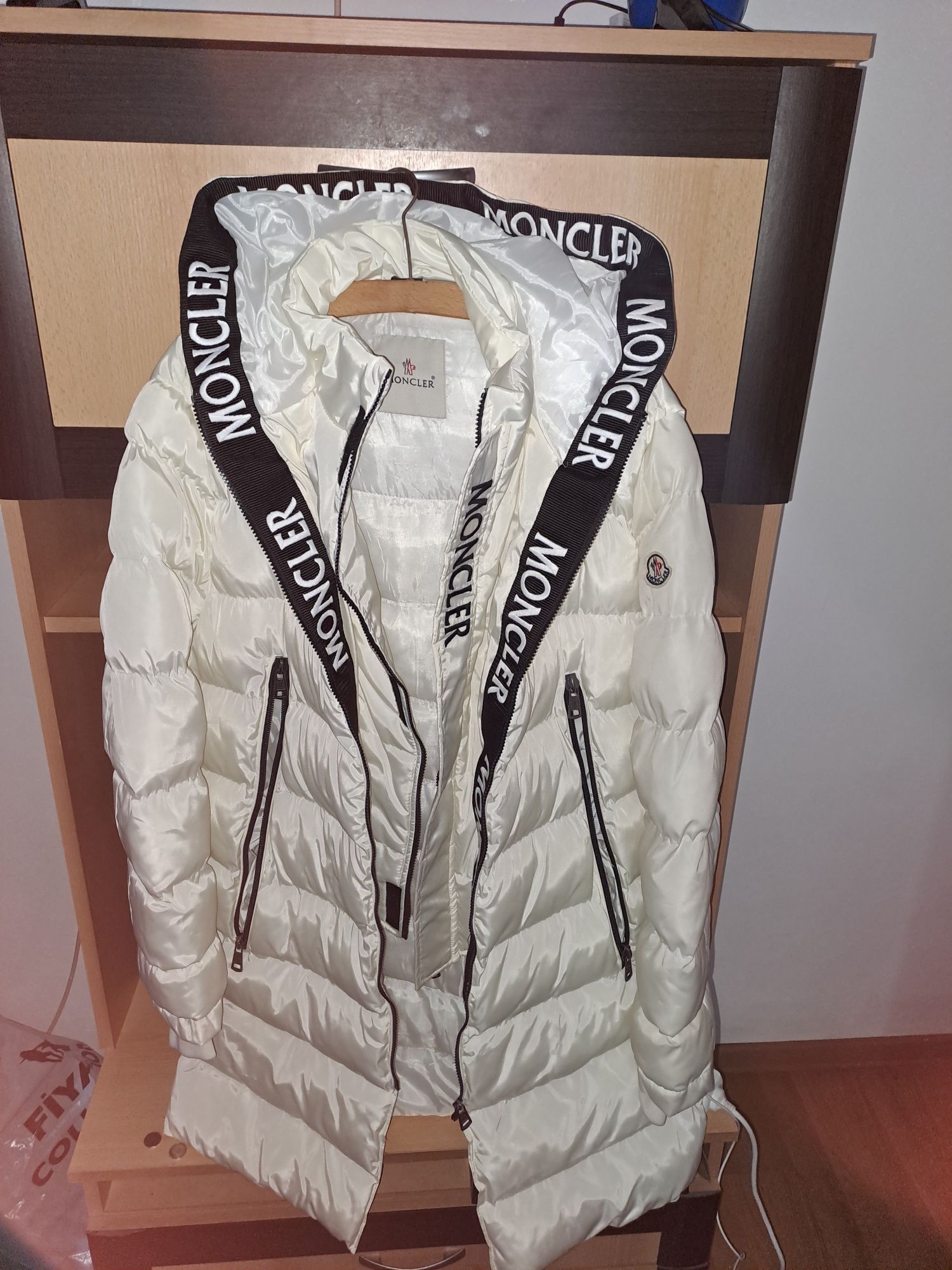 Vând 2 geci de iarna Moncler de dama  albă și bărbat argintiu