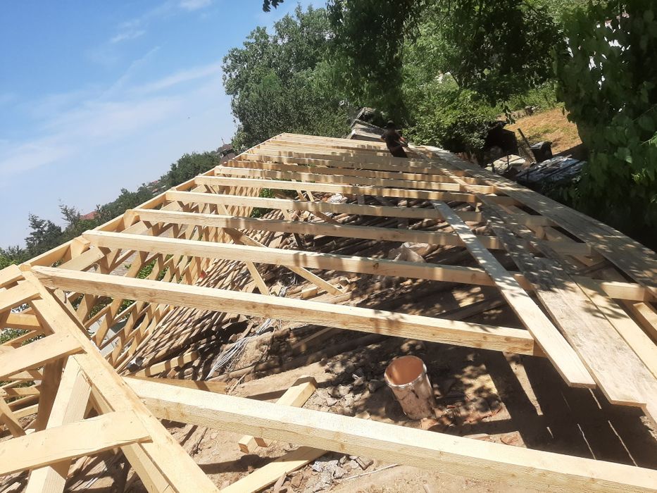 Executam acoperișuri și mici reparatii, de la A la Z.