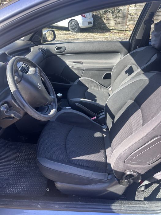 Peugeot      206