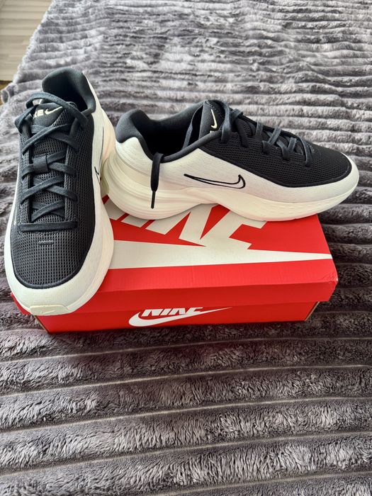 Nike Uplift Sc alb-negru.