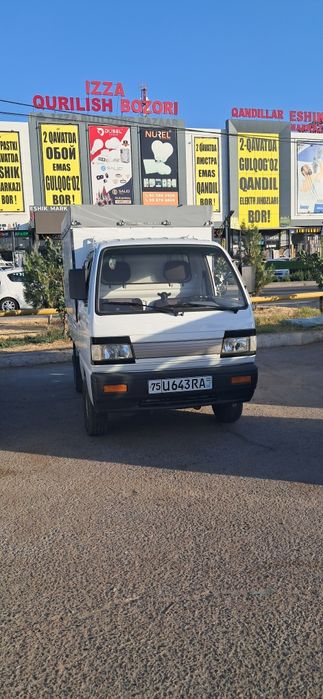 Yuk tashish xizmati qurilishdan qolgan musurlarni olib metamiz